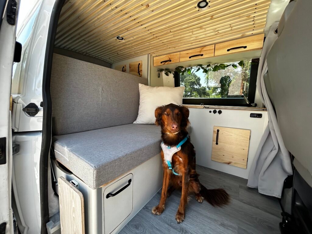 Álvaro Anastasio trabajando en camper artesanal